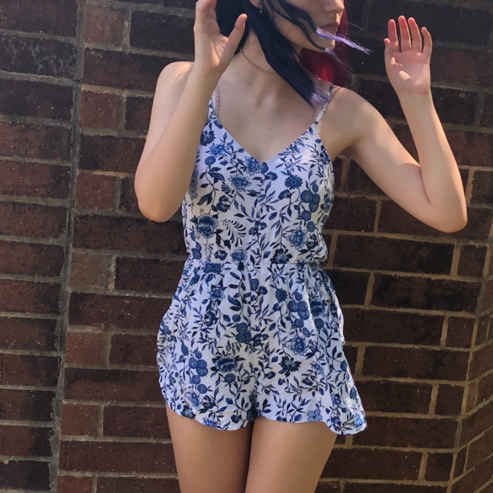 WHITE/ BLUE FLORAL PATTERN H&M DIVIDED ROMPER